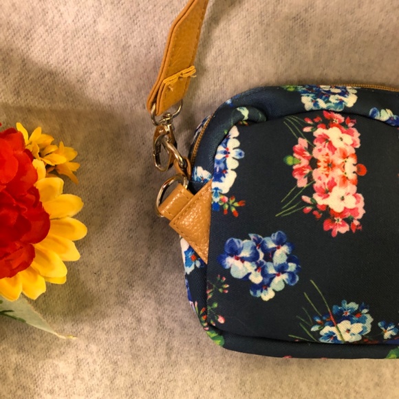 NWOT - Navy Floral Fanny Pack / Shoulder Bag - Picture 7 of 16
